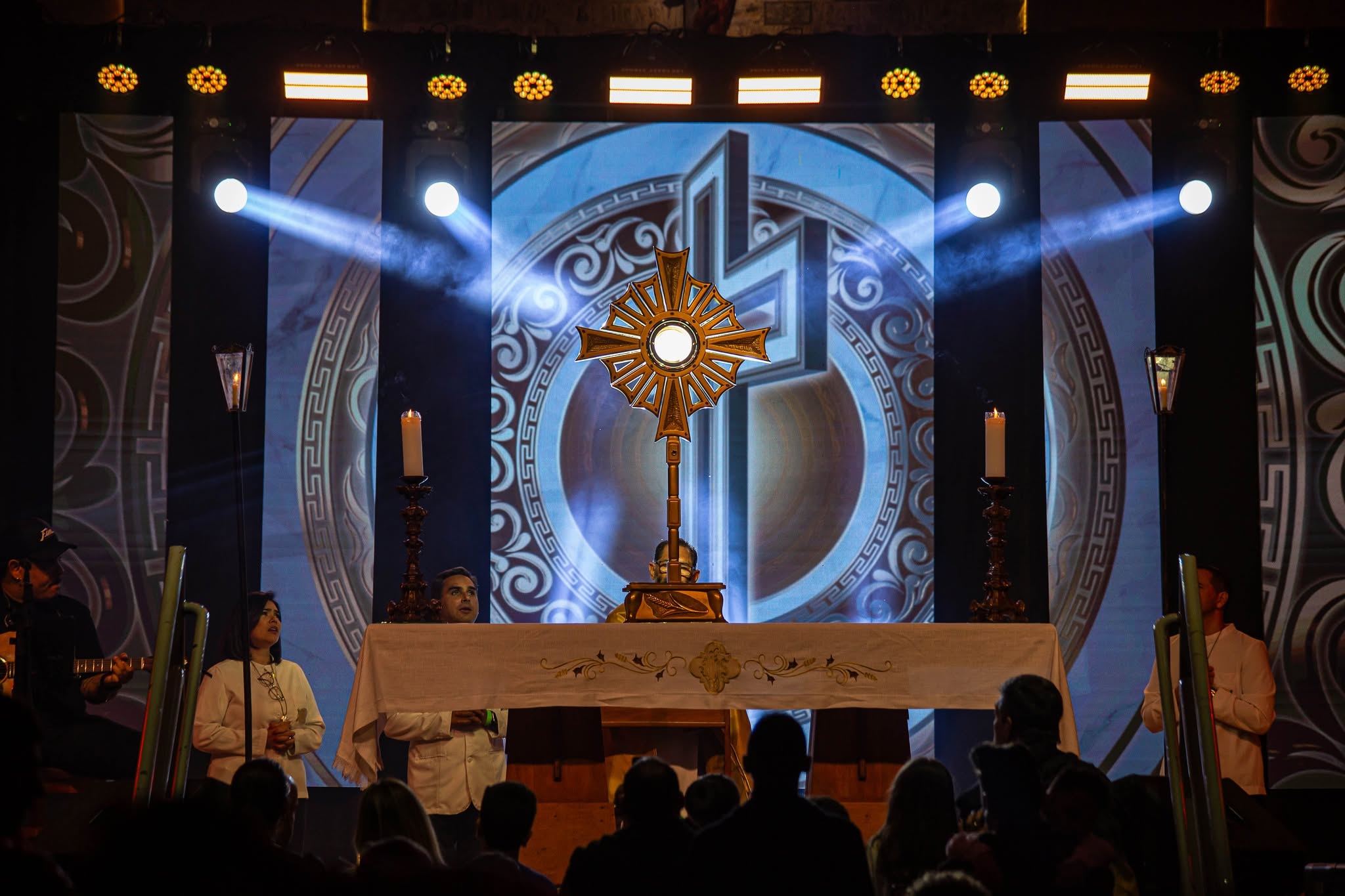 Altar preparado para adoração ao Santíssimo Sacramento