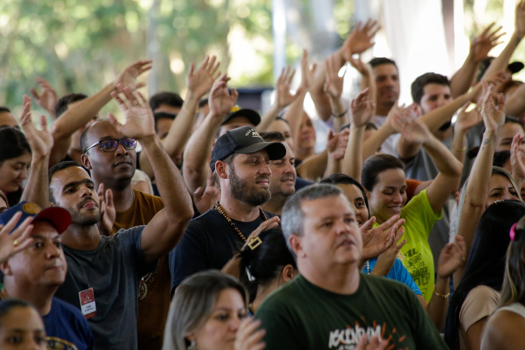 Fiéis reunidos em oração