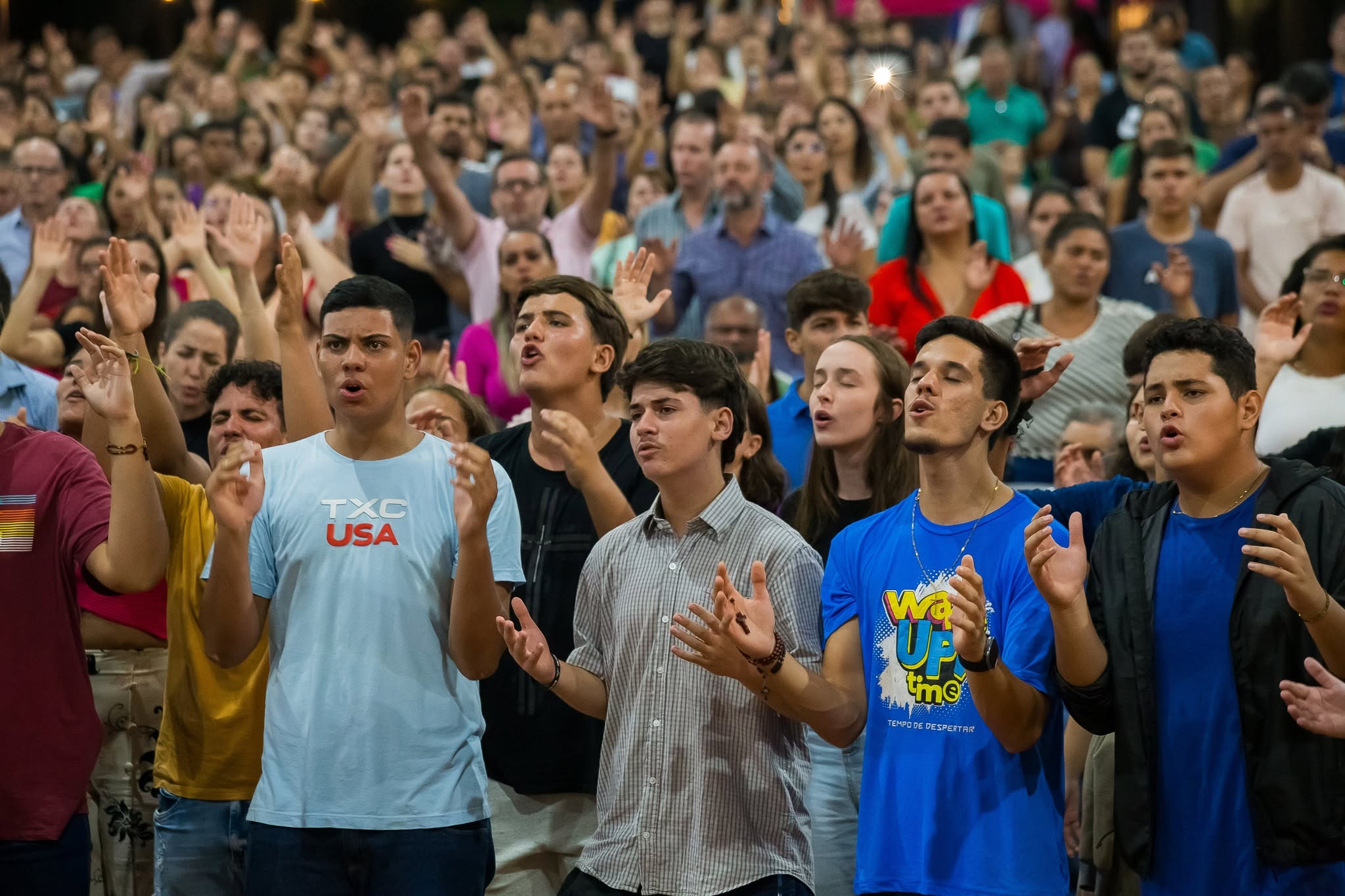Jovens participando de encontro de fé